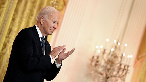 O presidente dos EUA, Joe Biden, aplaude ao dar uma recepção para celebrar o Diwali na Sala Leste da Casa Branca em Washington, DC, 24 de outubro de 2022 - Sputnik Brasil