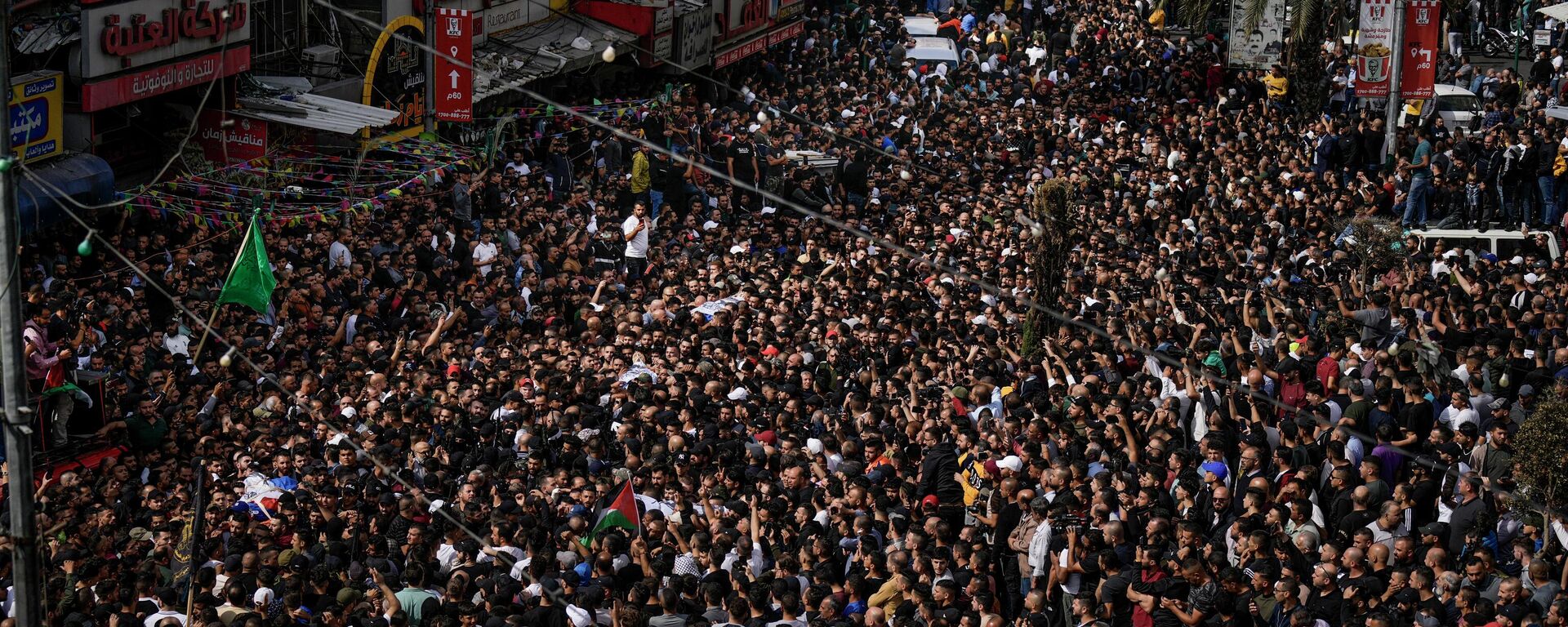 Enlutados carregam os corpos de palestinos que estavam entre os mortos em um ataque israelense na cidade ocupada de Nablus, na Cisjordânia - Sputnik Brasil, 1920, 25.10.2022
