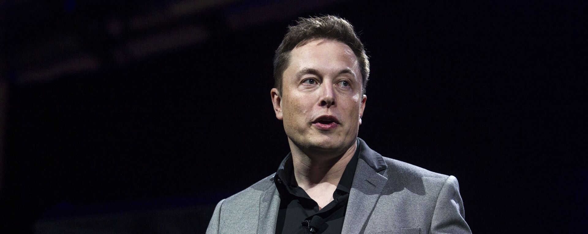 O CEO da Tesla Motors, Elon Musk, revela os novos produtos da empresa em Hawthorne, Califórnia, 30 de abril de 2015 - Sputnik Brasil, 1920, 26.10.2022