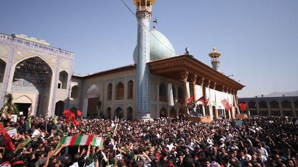 Iranianos carregam caixões na mesquita Shah Cheragh, de Shiraz, em 15 de abril de 2008, durante o funeral das pessoas que foram mortas em uma explosão no santuário em 12 de abril daquele ano - Sputnik Brasil