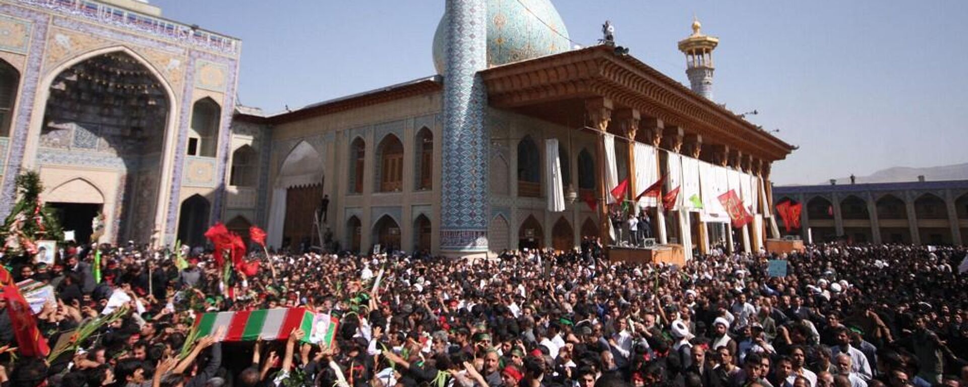 Iranianos carregam caixões na mesquita Shah Cheragh, de Shiraz, em 15 de abril de 2008, durante o funeral das pessoas que foram mortas em uma explosão no santuário em 12 de abril daquele ano - Sputnik Brasil, 1920, 26.10.2022