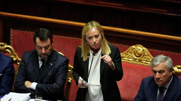 A primeira-ministra italiana Giorgia Meloni faz seu discurso no Senado antes de um voto de confiança para o novo governo, em Roma, 26 de outubro de 2022. - Sputnik Brasil
