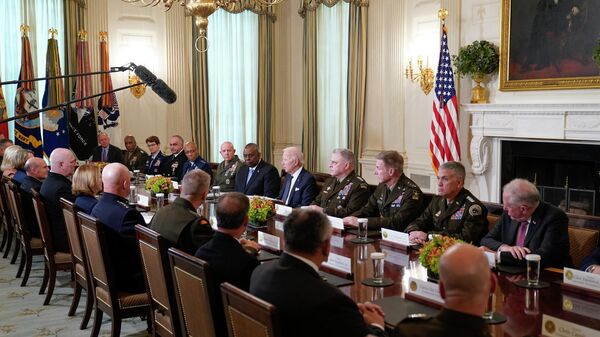 O presidente Joe Biden se reúne com líderes militares no State Dining Room da Casa Branca em Washington, 26 de outubro de 2022 - Sputnik Brasil