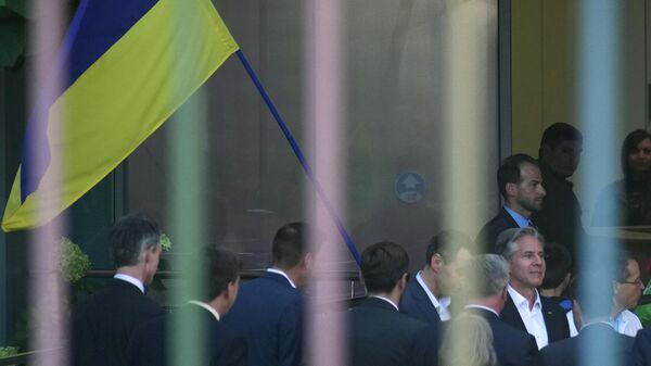 Antony Blinken (de semiperfil e camisa branca), secretário de Estado dos EUA, em Kiev, na Ucrânia - Sputnik Brasil