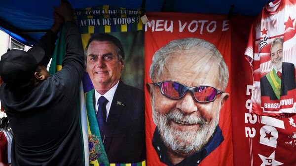 Homem pendura toalhas do presidente brasileiro, Jair Bolsonaro (PL), e do ex-presidente Luiz Inácio Lula da Silva (PT), em São Paulo, Brasil. 19 de outubro de 2022 - Sputnik Brasil