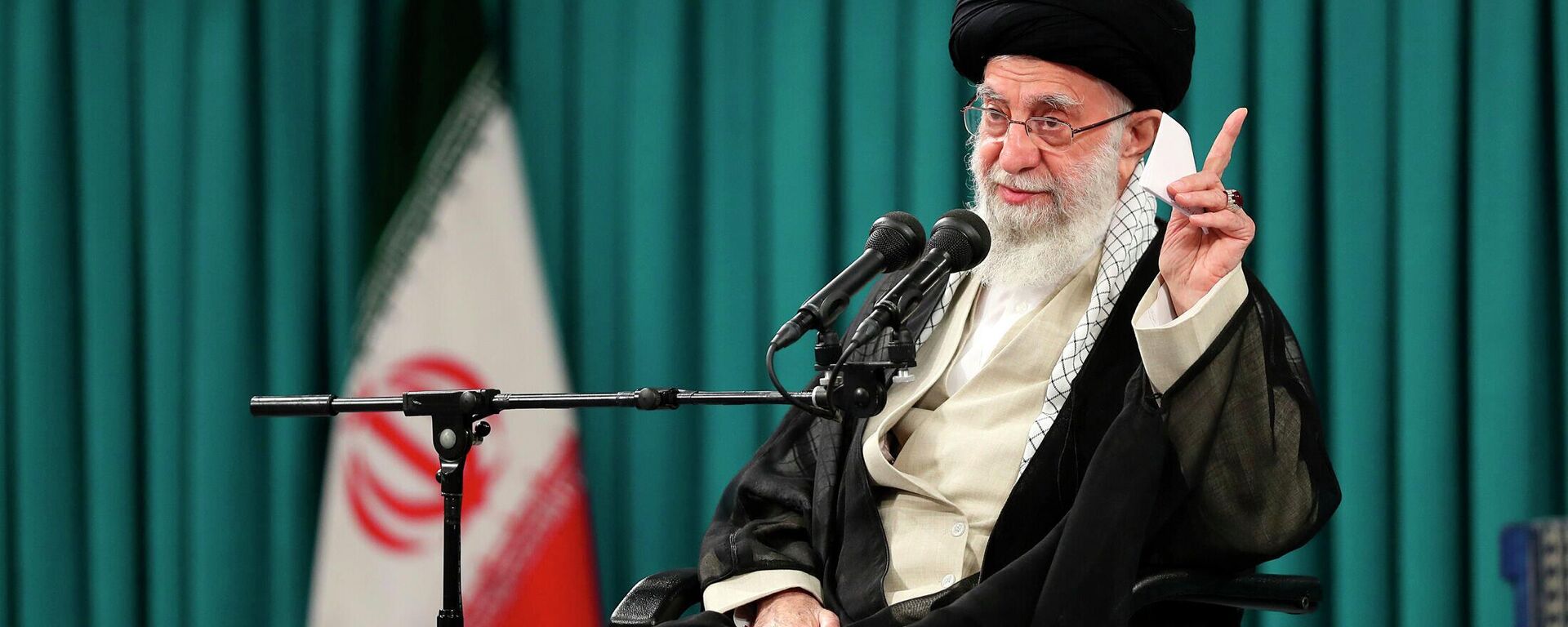 O líder supremo do Irã, aiatolá Ali Khamenei, fala em reunião com grupo de estudantes, em Teerã, no Irã, em 19 de outubro de 2022 (foto divulgada pelo site oficial do escritório do líder supremo iraniano) - Sputnik Brasil, 1920, 03.04.2024