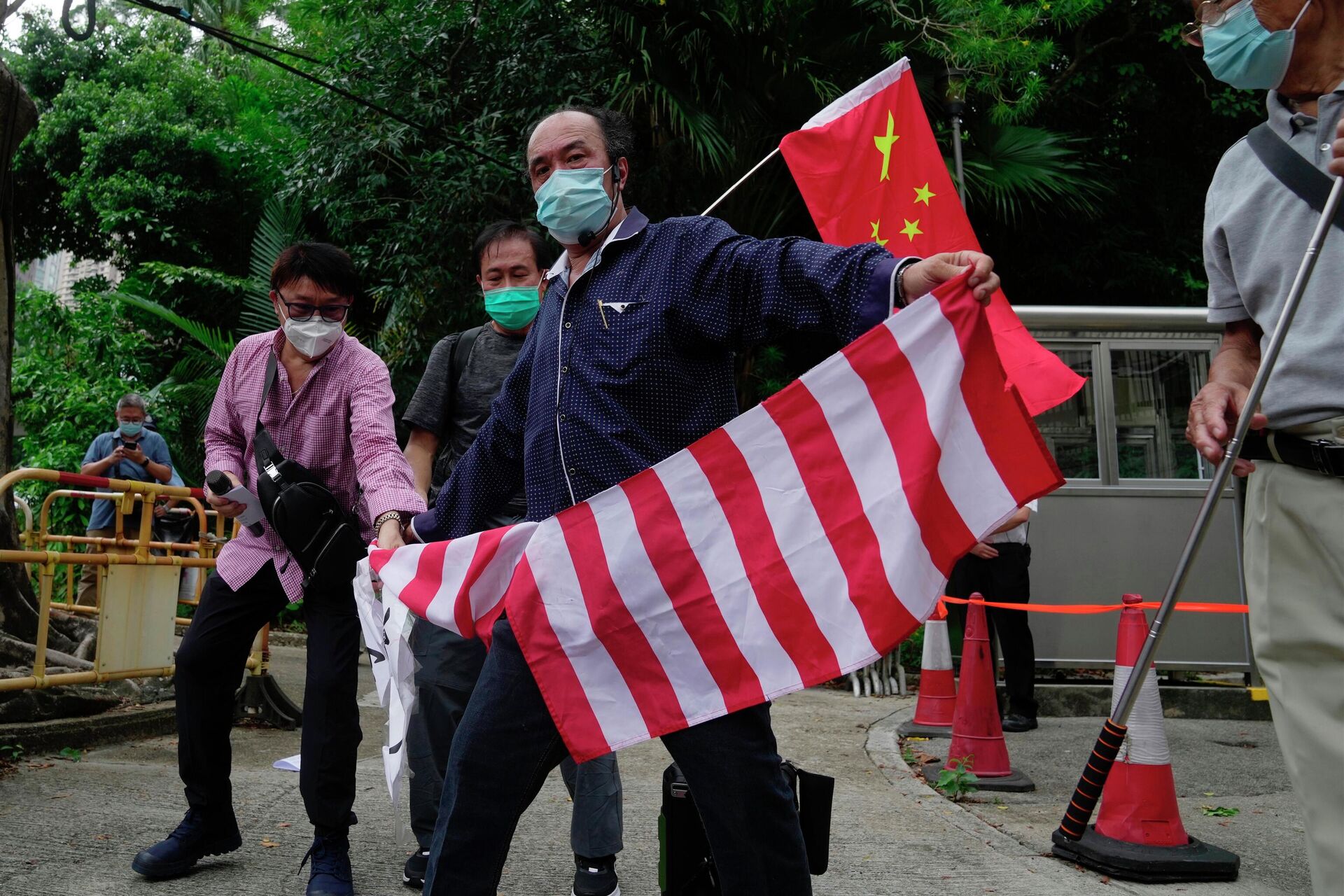 Apoiadores pró-chineses rasgam bandeira nacional dos EUA junto do consulado-geral do país norte-americano em Hong Kong, China, 3 de agosto de 2022 - Sputnik Brasil, 1920, 24.12.2022