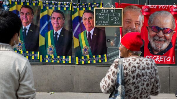 Vendedor comercializa toalhas do presidente Jair Bolsonaro (PL) e do ex-presidente Luiz Inácio Lula da Silva (PT), em São Paulo, Brasil. 25 de setembro de 2022 - Sputnik Brasil