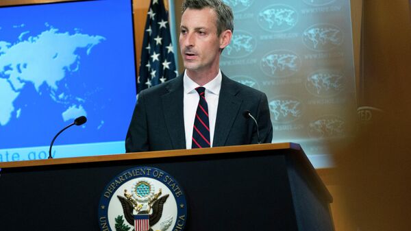 O porta-voz do Departamento de Estado dos EUA, Ned Price, fala durante uma entrevista coletiva no Departamento de Estado, em 10 de março de 2022, em Washington, DC - Sputnik Brasil