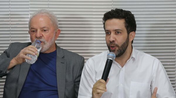 À direita, o deputado André Janones (Avante-MG) discursa ao lado de Luiz Inácio Lula da Silva, à esquerda, em 4 de agosto de 2022 - Sputnik Brasil