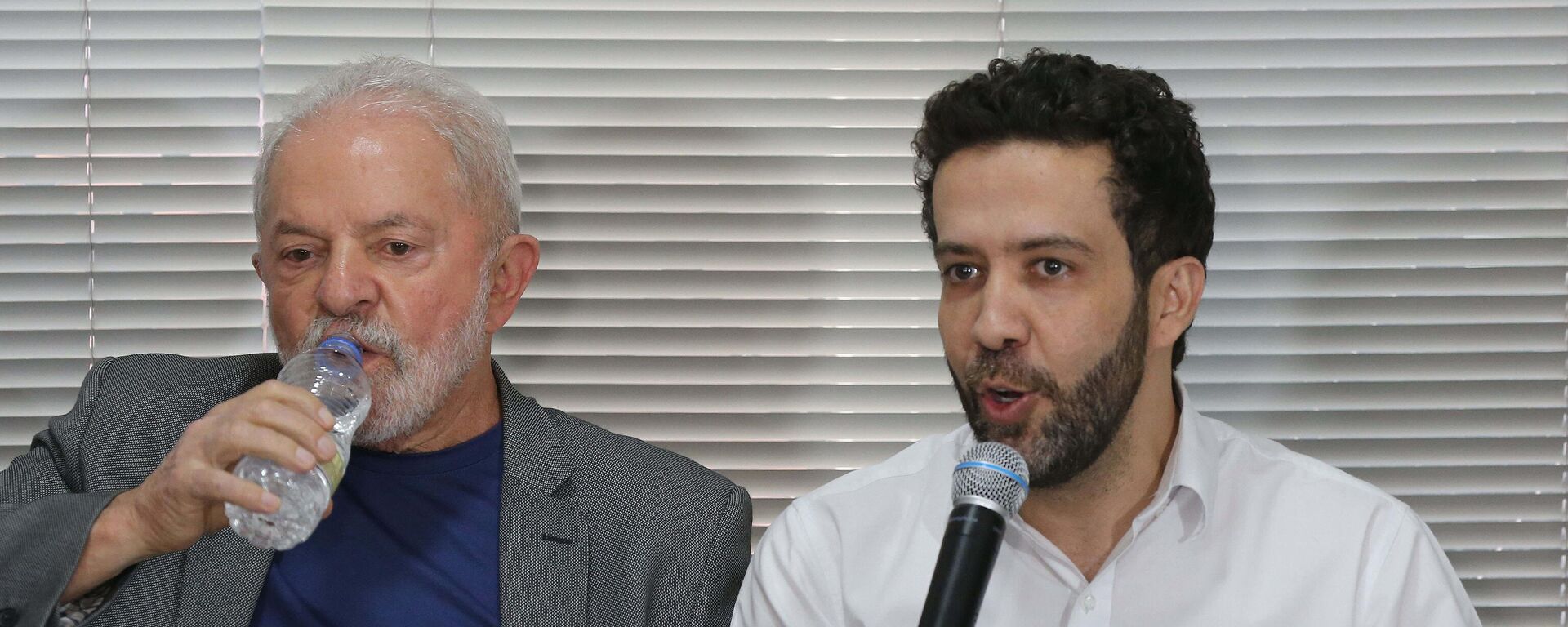 À direita, o deputado André Janones (Avante-MG) discursa ao lado do ex-presidente Lula (PT), à esquerda, em 4 de agosto de 2022 - Sputnik Brasil, 1920, 27.10.2022