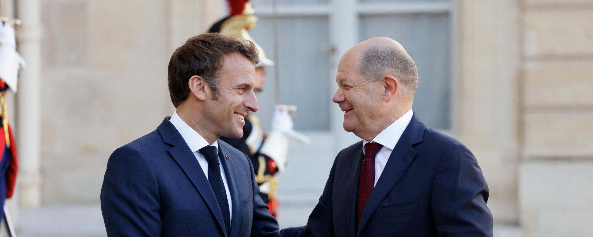 O presidente da França, Emmanuel Macron, recebe o chanceler alemão Olaf Scholz em sua chegada para um almoço no palácio presidencial do Eliseu, em Paris, 26 de outubro de 2022 - Sputnik Brasil, 1920, 28.10.2022