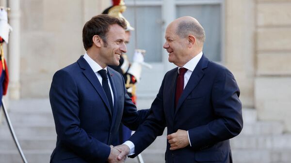 O presidente da França, Emmanuel Macron, recebe o chanceler alemão Olaf Scholz em sua chegada para um almoço no palácio presidencial do Eliseu, em Paris, 26 de outubro de 2022 - Sputnik Brasil