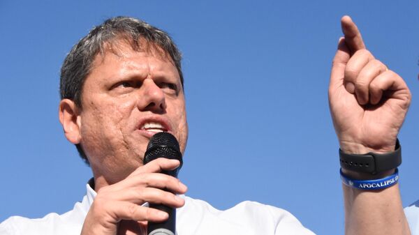 O candidato do Republicanos ao governo de São Paulo, Tarcísio de Freitas, participa de comício em Carapicuíba, na Grande São Paulo, em 25 de outubro de 2022 - Sputnik Brasil