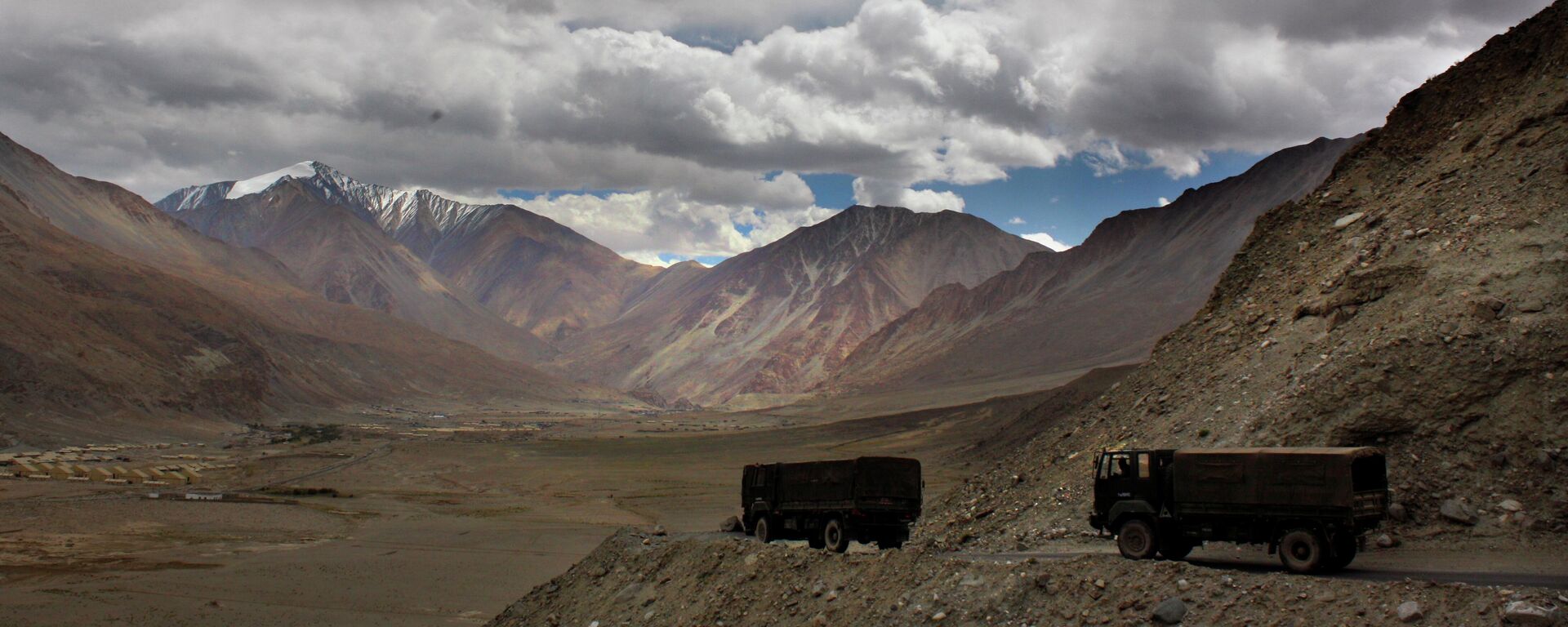 Na foto, caminhões do Exército Indiano se deslocam perto do lago Pangong Tso, perto da fronteira da Índia com a China, na área de Ladakh, na Índia, 14 de setembro de 2017 - Sputnik Brasil, 1920, 02.10.2023
