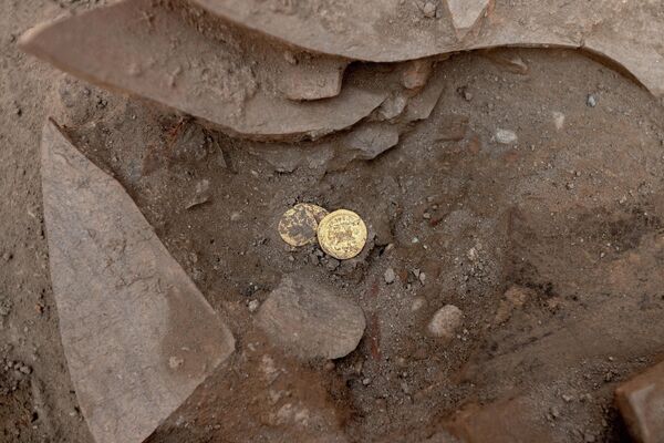 Moedas de ouro descobertas no local do bairro bizantino na antiga cidade de Éfeso 
 - Sputnik Brasil
