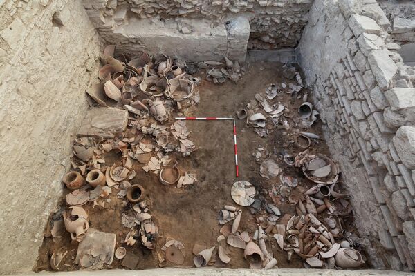 Um compartimento cheio de vasos com seu conteúdo original descoberto durante escavações na antiga cidade de Éfeso
 - Sputnik Brasil
