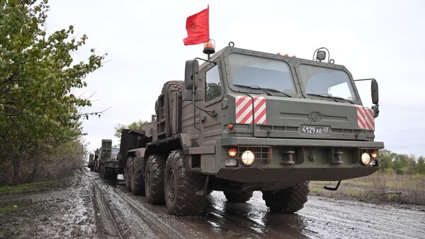 Comboio de veículos militares com efetivos chamados durante a mobilização parcial, na República Popular de Lugansk, foto publicada em 24 de outubro de 2022 - Sputnik Brasil