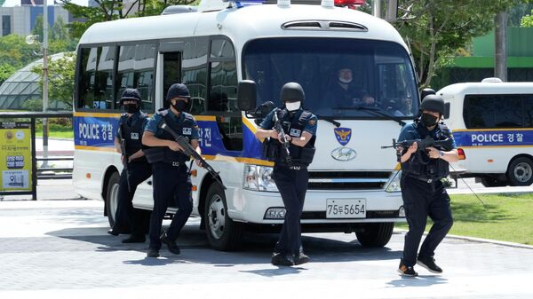 Policiais sul-coreanos realizam um exercício antiterrorista  - Sputnik Brasil