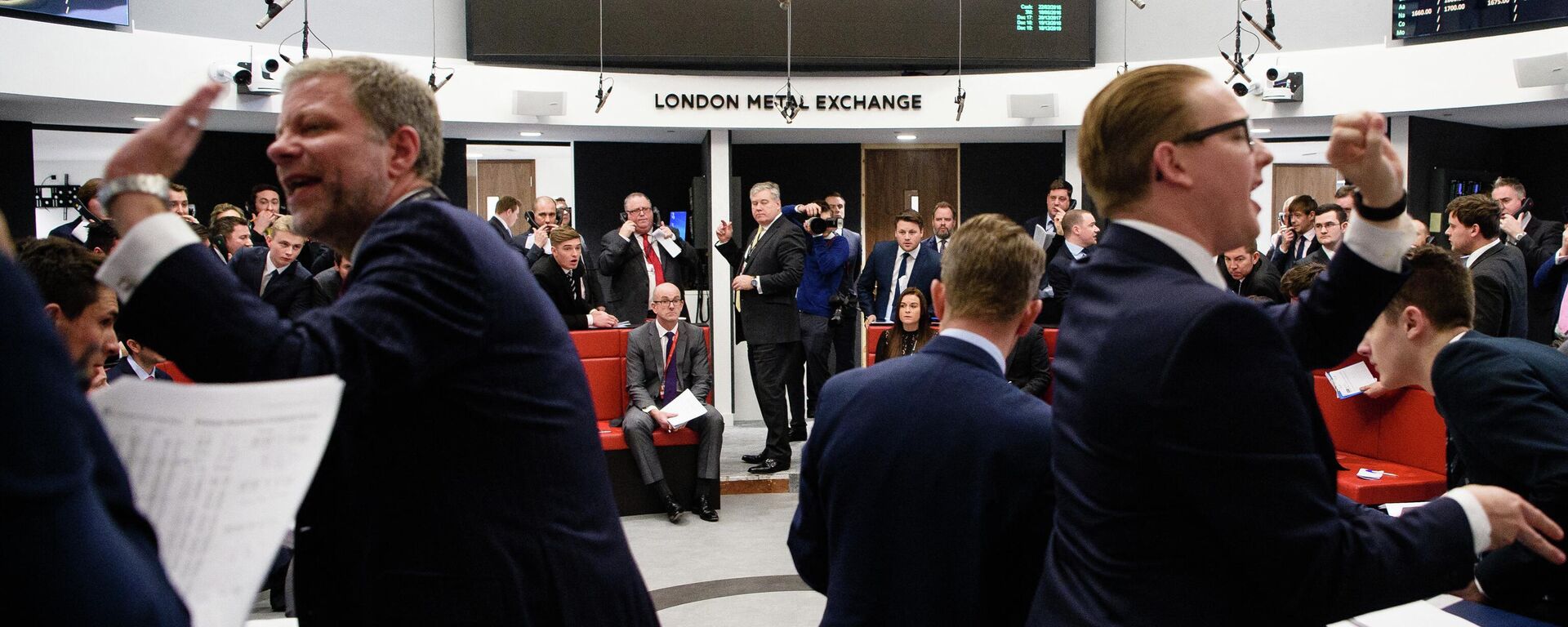 Traders operando no pregão aberto da nova London Metal Exchange (LME, na sigla em inglês) no centro de Londres, 18 de fevereiro de 2016 - Sputnik Brasil, 1920, 29.10.2022