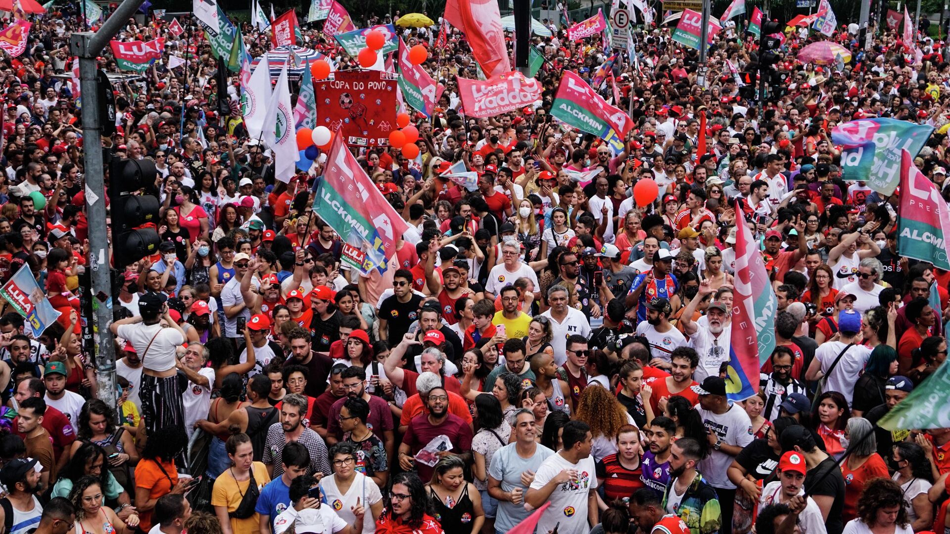 Ato em prol da campanha de Lula (PT) lota Avenida Paulista no último dia de campanha presidencial de 2022 - Sputnik Brasil, 1920, 09.11.2022