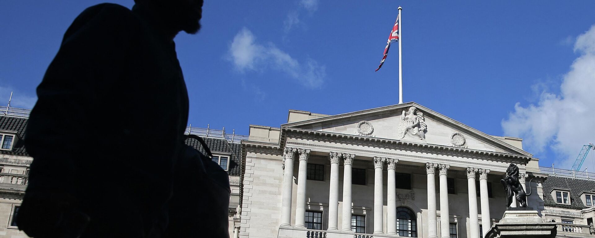 Bandeira britânica sobre o prédio do Banco de Inglaterra em Londres, Reino Unido, 29 de setembro de 2022 - Sputnik Brasil, 1920, 30.10.2022
