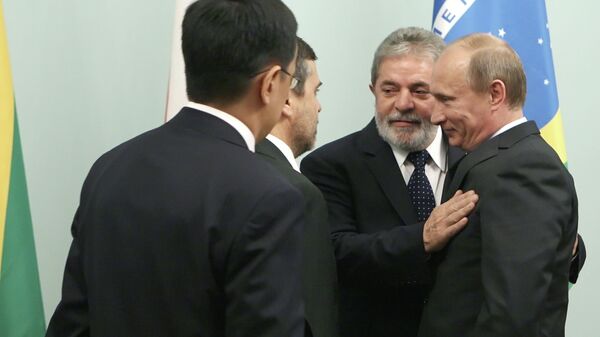 Encontro entre o então presidente do Brasil, Luiz Inácio Lula da Silva (de frente, à esquerda), e o então primeiro-ministro da Rússia, Vladimir Putin (à direita), em 14 de maio de 2010 - Sputnik Brasil