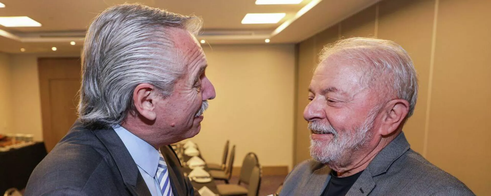 Presidente da Argentina, Alberto Fernández (à esquerda), desembarcou em São Paulo e foi recebido pelo presidente eleito do Brasil, Luiz Inácio Lula da Silva, em 31 de outubro de 2022 - Sputnik Brasil, 1920, 16.11.2022
