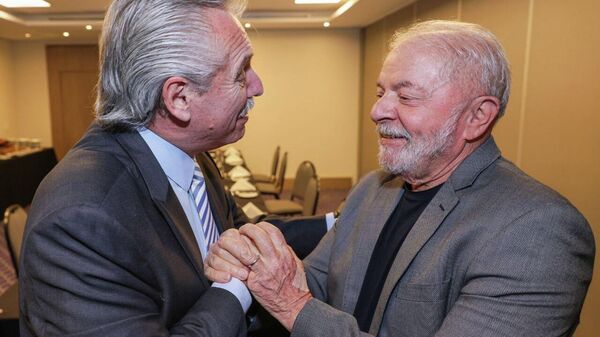 Presidente da Argentina, Alberto Fernández (à esquerda) é recebido pelo então recém-eleito presidente do Brasil, Luiz Inácio Lula da Silva, após o segundo turno das eleições, em 31 de outubro de 2022, em São Paulo (foto de arquivo) - Sputnik Brasil