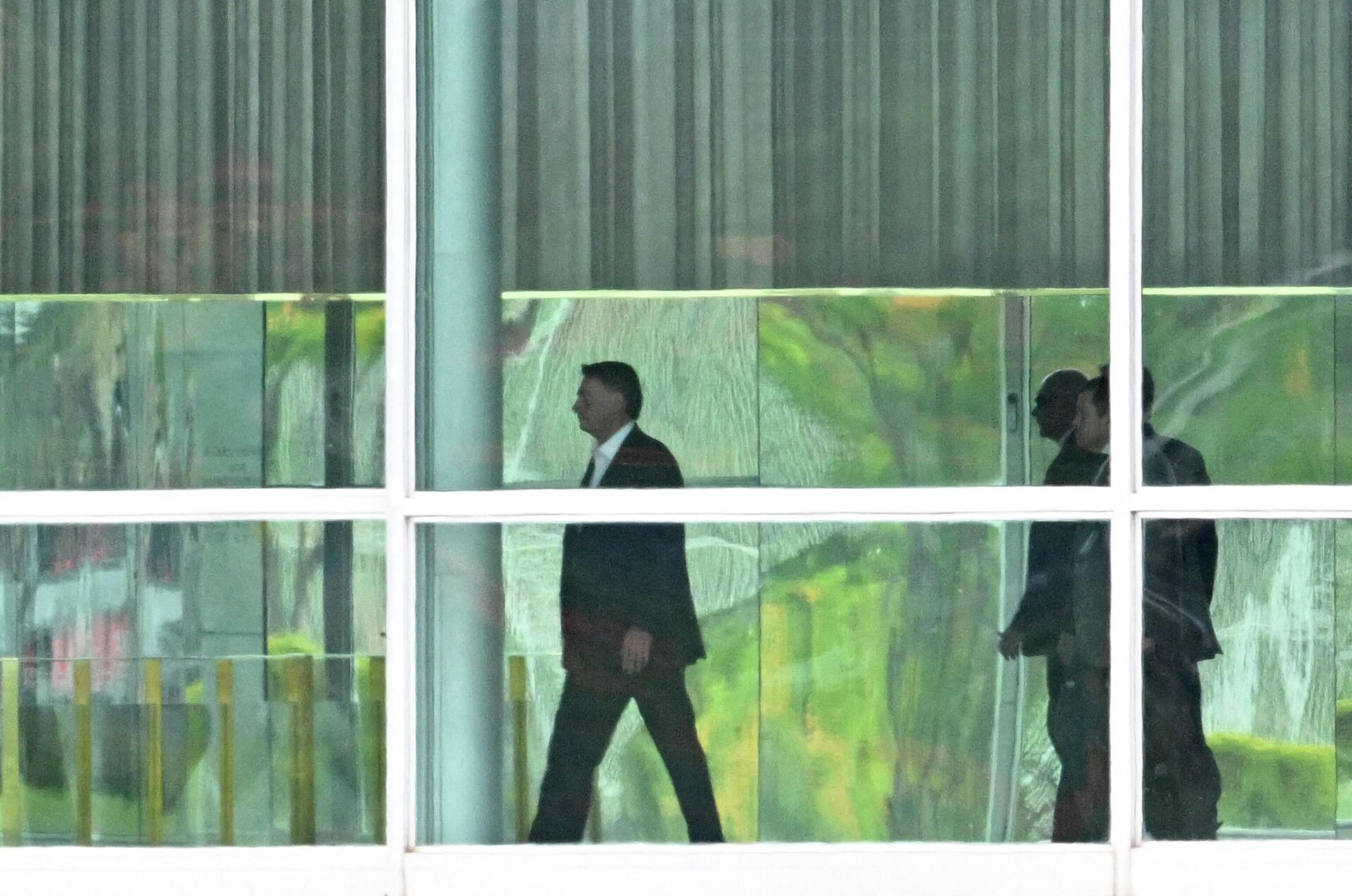 O presidente brasileiro, Jair Bolsonaro (ao centro), caminha até o Palácio da Alvorada, em Brasília (DF), em 31 de outubro de 2022, um dia após o segundo turno das eleições presidenciais - Sputnik Brasil, 1920, 01.11.2022