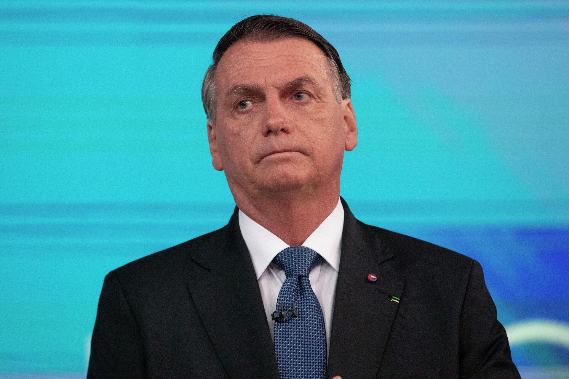 O presidente brasileiro Jair Bolsonaro, que está concorrendo a um segundo mandato, olha antes de um debate presidencial no Rio de Janeiro, Brasil, 28 de outubro de 2022 - Sputnik Brasil, 1920, 01.11.2022