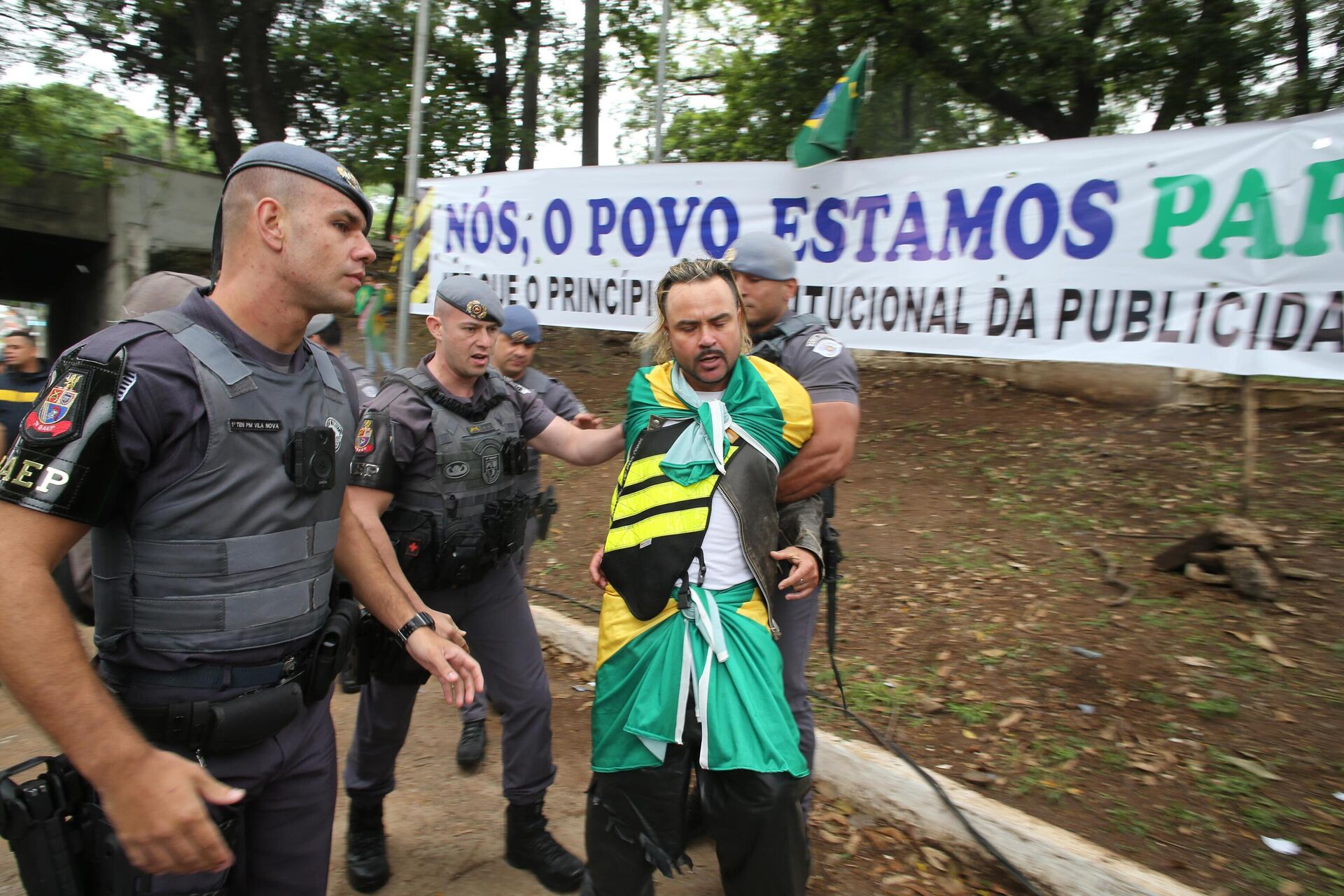 Apoiador do presidente brasileiro, Jair Bolsonaro (PL), é imobilizado pela Polícia Militar durante bloqueio na Ponte das Bandeiras, em São Paulo (SP), em protesto contra a vitória eleitoral de Luiz Inácio Lula da Silva (PT), em 1º de outubro de 2022 - Sputnik Brasil, 1920, 02.11.2022