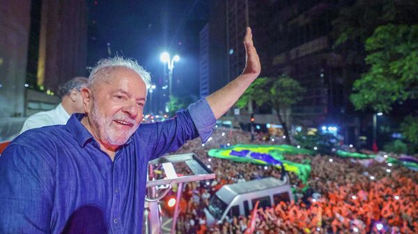 O presidente eleito Luiz Inácio Lula da Silva (PT) durante discurso da vitória na Avenida Paulista, em São Paulo (SP), em 30 de outubro de 2022 - Sputnik Brasil