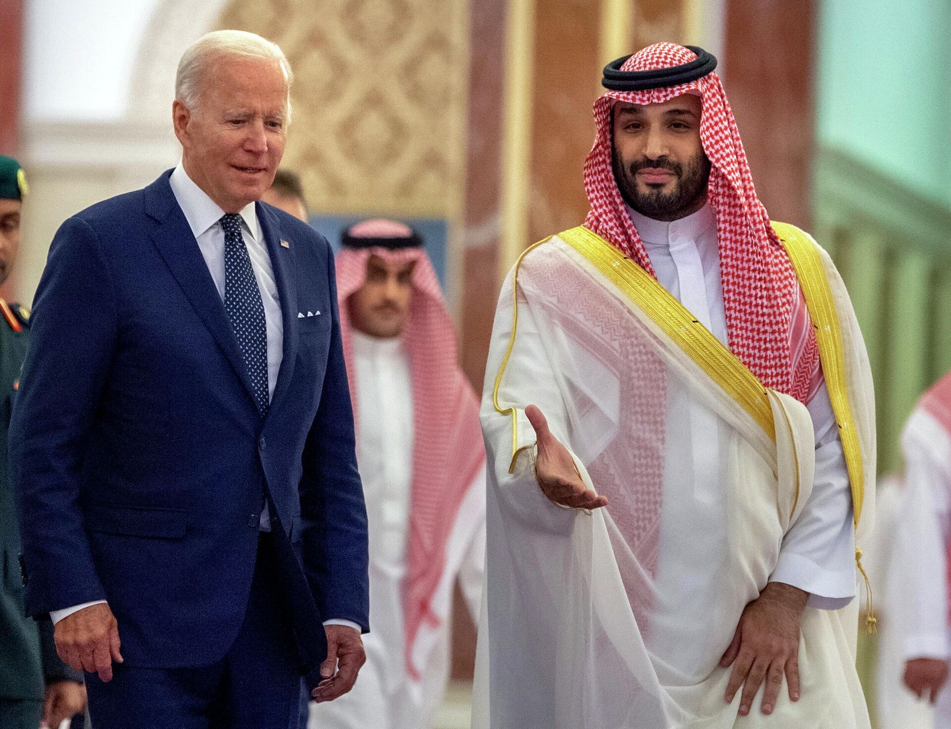 Nesta foto divulgada pelo Palácio Real Saudita, o príncipe herdeiro saudita Mohammed bin Salman (D) recebe o presidente Joe Biden em sua chegada ao palácio Al-Salam em Jeddah, Arábia Saudita, 15 de julho de 2022 - Sputnik Brasil, 1920, 15.12.2022