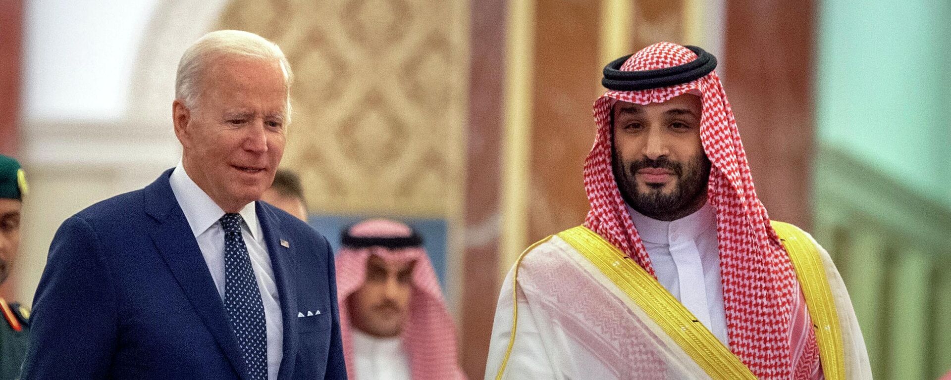 Nesta foto divulgada pelo Palácio Real Saudita, o príncipe herdeiro saudita Mohammed bin Salman (D) recebe o presidente Joe Biden em sua chegada ao palácio Al-Salam em Jeddah, Arábia Saudita, 15 de julho de 2022 - Sputnik Brasil, 1920, 26.01.2023