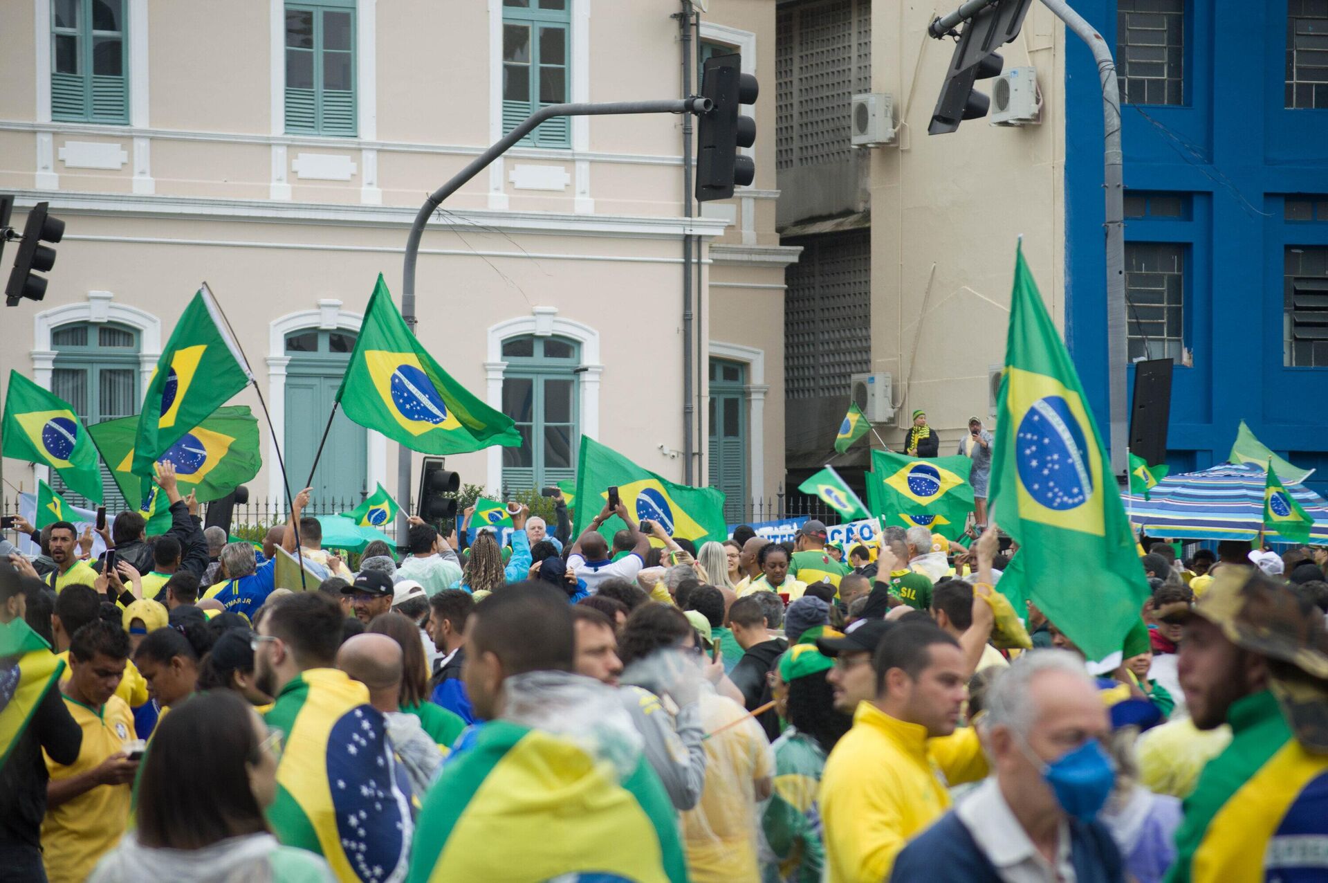  Manifestantes bolsonaristas fazem ato no centro do Rio de Janeiro, nesta quarta (2), pedindo intervenção federal e militar, 2 de novembro de 2022  - Sputnik Brasil, 1920, 17.11.2022