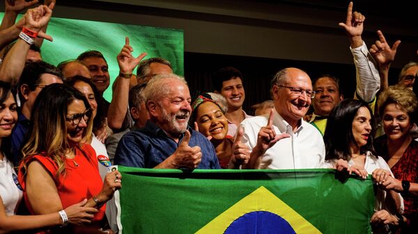 O presidente eleito, Luiz Inácio Lula da Silva (PT, de azul) posa para foto ao lado de seu vice, Geraldo Alckmin (PSB, de branco), e da ex-presidente Dilma Rousseff (PT, à direita, de vermelho), em meio a apoiadores, após pronunciamento da vitória nas eleições presidenciais. São Paulo, 30 de outubro de 2022 - Sputnik Brasil
