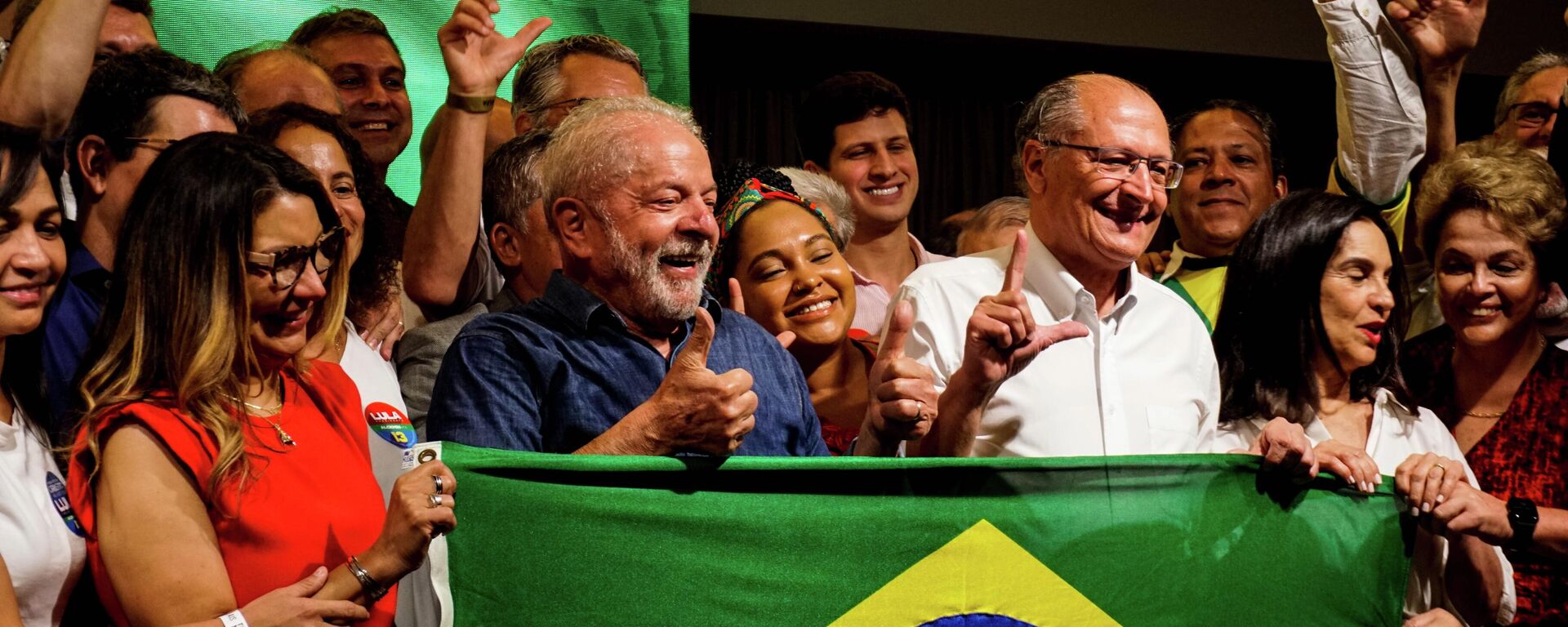 O presidente eleito, Luiz Inácio Lula da Silva (PT, de azul) posa para foto ao lado de seu vice, Geraldo Alckmin (PSB, de branco), e da ex-presidente Dilma Rousseff (PT, à direita, de vermelho), em meio a apoiadores, após pronunciamento da vitória nas eleições presidenciais. São Paulo, 30 de outubro de 2022 - Sputnik Brasil, 1920, 02.11.2022