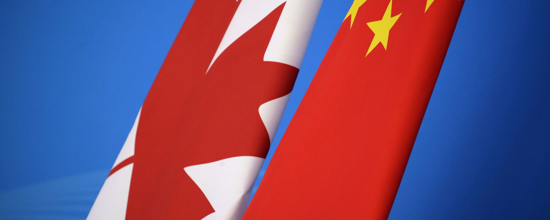 Bandeiras do Canadá e da China são colocadas para o primeiro diálogo de estratégia econômica e financeira China-Canadá em Pequim, China, 12 de novembro de 2018 - Sputnik Brasil, 1920, 03.11.2022