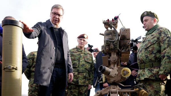 O presidente da Sérvia, Aleksandar Vucic, à esquerda, inspeciona um míssil guiado antitanque Kornet fabricado na Rússia no quartel do exército, em Pancevo, ao norte de Belgrado, Sérvia, 3 de janeiro de 2022 - Sputnik Brasil