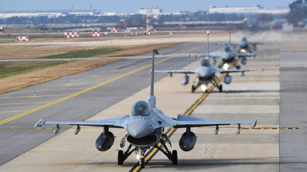 Caças KF-16 da Força Aérea da Coreia do Sul se preparam para decolar durante exercícios aéreos conjuntos chamados Vigilant Storm entre EUA e Coreia do Sul, em Gunsan, Coreia do Sul, 31 de outubro de 2022 - Sputnik Brasil