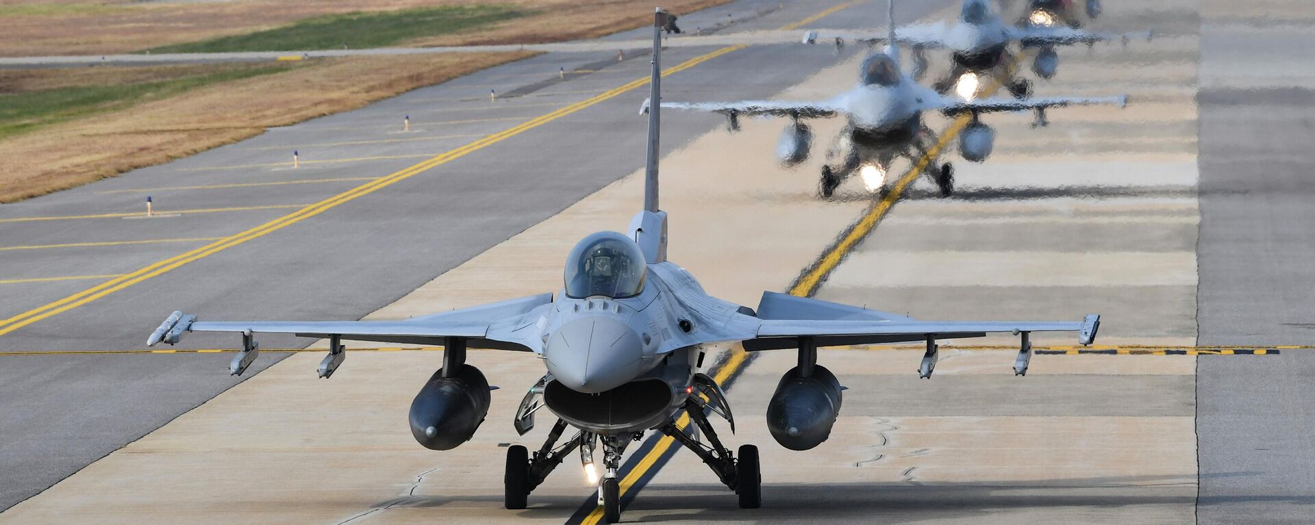 Caças KF-16 da Força Aérea da Coreia do Sul se preparam para decolar durante exercícios aéreos conjuntos chamados Vigilant Storm entre EUA e Coreia do Sul, em Gunsan, Coreia do Sul, 31 de outubro de 2022 - Sputnik Brasil, 1920, 03.11.2022