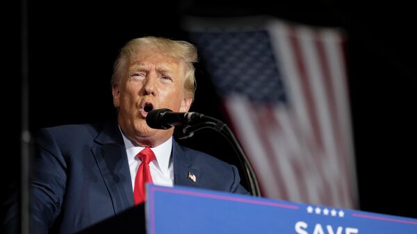 O ex-presidente Donald Trump fala em um comício no Aeroporto Minden Tahoe em Minden, Nevada, 8 de outubro de 2022 - Sputnik Brasil