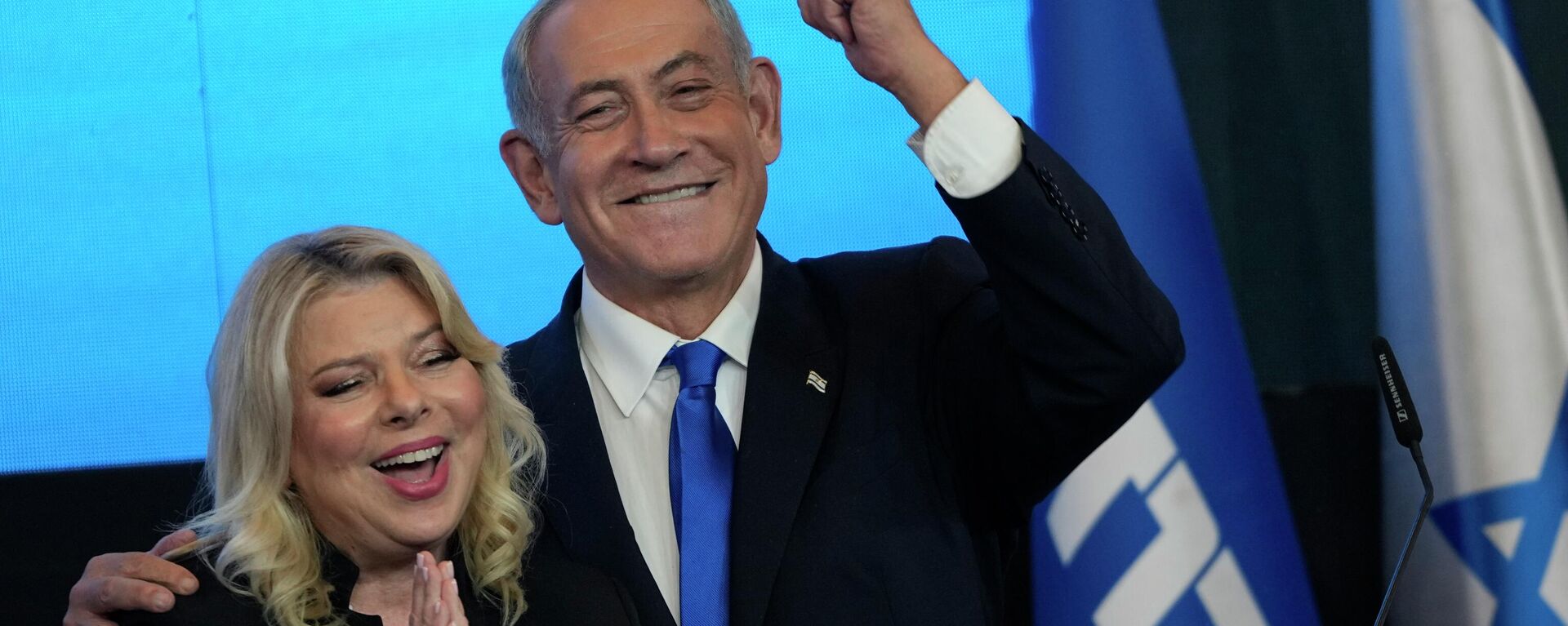 O ex-primeiro-ministro israelense e chefe do partido Likud, Benjamin Netanyahu e sua esposa Sara gesticulam após os primeiros resultados das pesquisas de boca de urna para a eleição parlamentar israelense na sede de seu partido em Jerusalém, 2 de novembro de 2022 - Sputnik Brasil, 1920, 04.11.2022