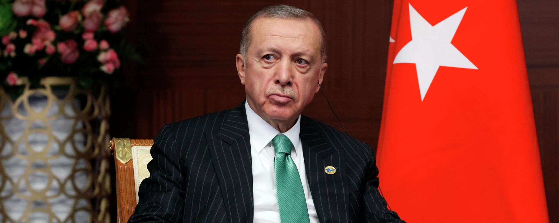 Recep Tayyip Erdogan, presidente da Turquia, ouve Vladimir Putin, seu homólogo da Rússia, em Astana, no Cazaquistão, em 13 de outubro de 2022 - Sputnik Brasil, 1920, 21.03.2023