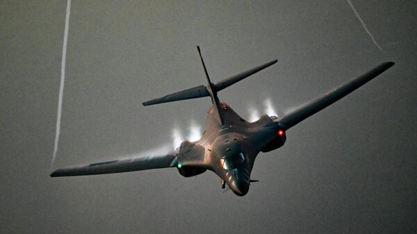 Bombardeiro B-1B da Força Aérea dos EUA voando sobre o golfo Pérsico em 30 de outubro de 2021 - Sputnik Brasil