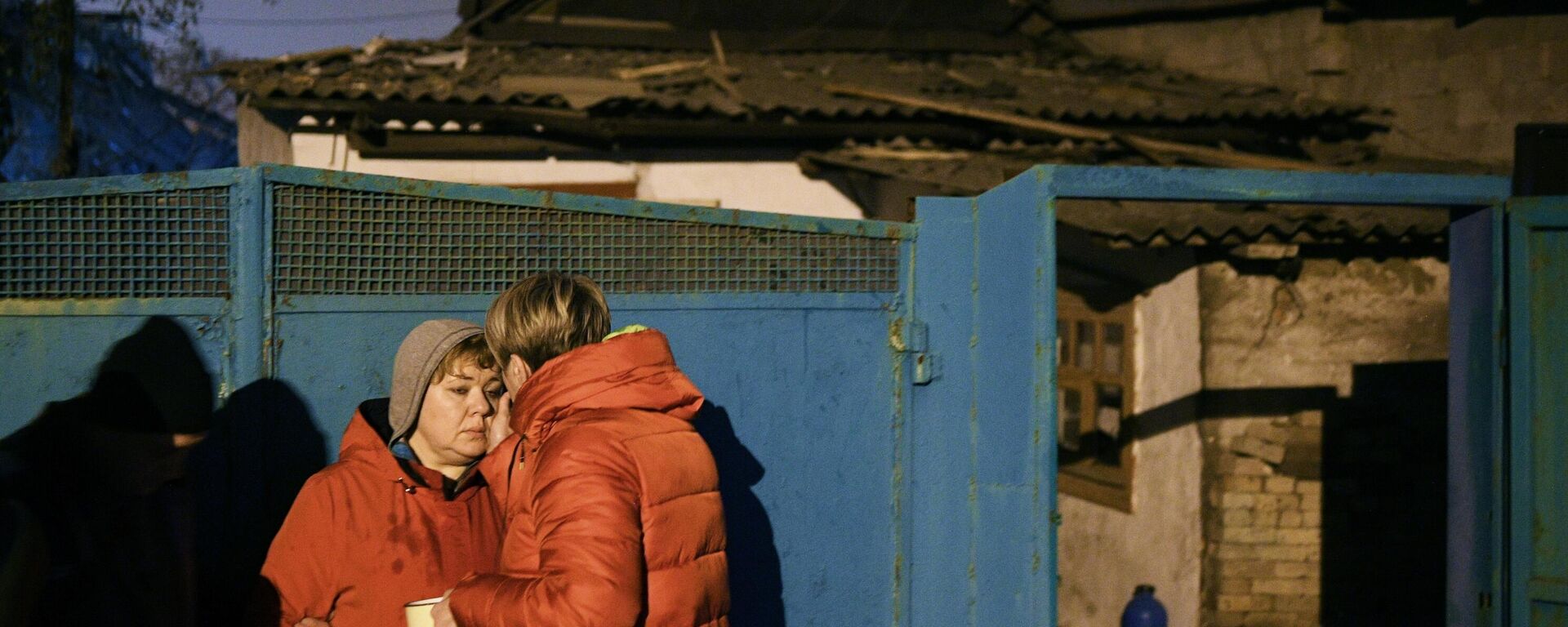Moradores locais perto de um edifício residencial parcialmente destruído como resultado do bombardeio das Forças Armadas da Ucrânia em Donetsk, em 5 de novembro de 2022 - Sputnik Brasil, 1920, 05.11.2022