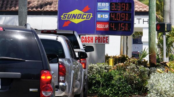 Carros fazem fila em um posto de gasolina Sunoco oferecendo misturas de etanol-gasolina de alto nível a um custo abaixo da gasolina comum em Delray Beach, Flórida, 13 de abril de 2022 - Sputnik Brasil