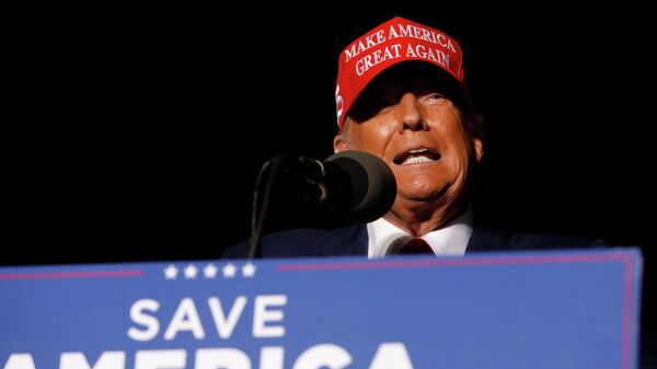 Donald Trump, ex-presidente dos EUA (2017–2021), fala durante comício em Latrobe, no estado da Pensilvânia, nos EUA, em 5 de novembro de 2022 - Sputnik Brasil