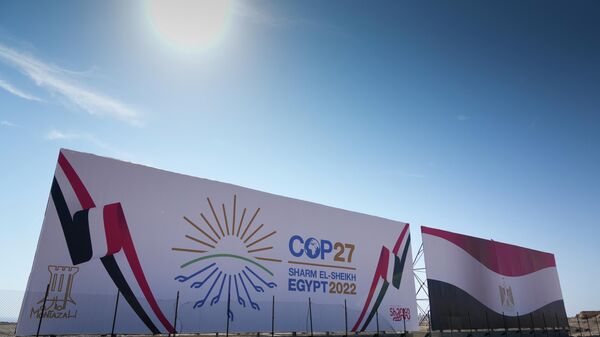 O logotipo da Cúpula do Clima da ONU, a COP27, e a bandeira egípcia são exibidos em um outdoor em uma rodovia recém-construída em Sharm el-Sheikh, Egito, 5 de novembro de 2022 - Sputnik Brasil